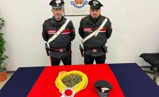 Via Garibaldi, quando vede la gazzella lancia lo zaino  con dentro 3 etti di marijuana: 23enne arrestato