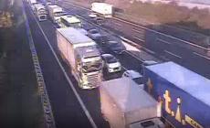 Incidente in A1: coinvolti due auto e due camion, due feriti. Code e traffico in tilt anche sulle tangenziali