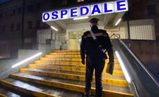 Prende a cinghiate una coppia fuori da un locale, denunciato