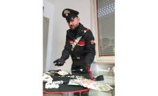 Accendini e telecomandi modificati per nascondere la cocaina: due pusher 22enni denunciati dai carabinieri - Video