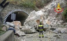 Lecco, massi volano sulla statale: colpita un'auto. Zio e nipote fuggono dai finestrini: "Siamo vivi per miracolo" - Foto 