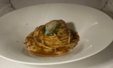 Spaghetti, ricci di mare, sedano rapa, foglia d'ostrica
