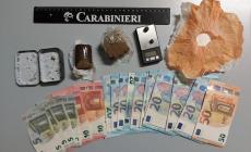 I carabinieri fermano un'auto. E trovano la droga 