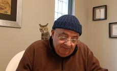 Don Romano legge l'omelia  con due gatti come  "chierichetti" speciali- Video