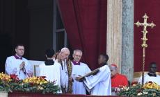 In 70mila per la benedizione Urbi et Orbi.  La preghiera del Papa per l’Ucraina: "Fermate questa guerra insensata"
