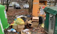 Via Passo di Badignana, una discarica abusiva nel piazzale