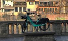 Un monopattino nel greto della Parma e una bici elettrica su una panchina del Lungoparma: le solite scene di ordinario vandalismo
