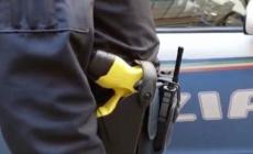 Far west in un bar di via Trento, poliziotti accerchiati, senegalese violento bloccato con il taser