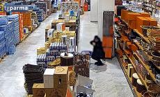 Ruba alcolici e salami in un supermercato, ripresa dalle telecamere di sorveglianza - Video