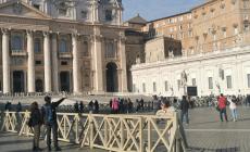 Piazza San Pietro gremita: il mondo si ferma per la morte del Papa emerito