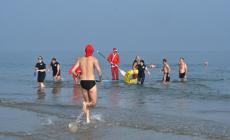 Capodanno: tanti alla festa a Riccione, poi bagno in mare
