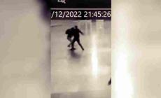 La ragazza accoltellata in stazione a Roma: la scena impressionante dell'aggressione - Video