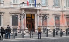 Ambientalisti imbrattano la facciata del Senato,  5 fermati 