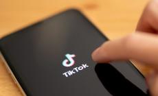 Stalking: botte e diretta TikTok per denigrarla, arrestato