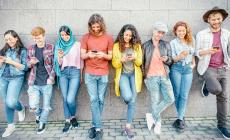 Troppo attaccati a smartphone e tablet: «sindrome del collo da tastiera»