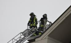 Rami impigliati nei cavi elettrici: autoscala dei vigili del fuoco in azione in via Kant