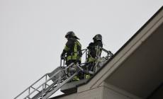 Canna fumaria in fiamme in una villetta a Colorno: vigili del fuoco in azione