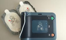 Piacenza, arresto cardiaco in banca: salvato col defibrillatore