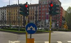 Milano, infastidito dai semafori ne spacca sette a martellate, denunciato