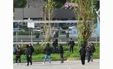 Ultrà del  Napoli hanno forzato un posto blocco a Genova, avevano spranghe in auto. 80 tifosi identificati e riportati a Napoli scortati