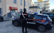Ladro di borselli al bar incastrato dalla tuta da lavoro