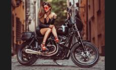 Pilota influencer in moto sulle spiagge  della Sardegna, &egrave; polemica