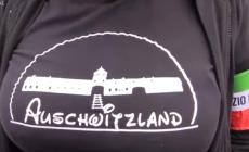 Indoss&ograve; una maglietta con scritto "Auschwitzland".  Per il giudice non costituisce reato