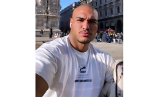 Milano, modello brasiliano 27enne trovato morto nel letto: indagato ex bancario 71enne   con cui aveva una relazione