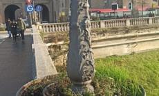 Scippata della collana sul ponte Verdi: si mette alla ricerca del rapinatore ma  viene derubata del telefono e della bicicletta