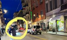 Via Garibaldi, ora di punta, la corsia degli autobus diventa spazio per i traslochi