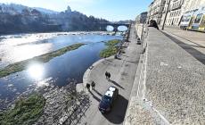 Gli lanciano addosso una bici dai Murazzi a Torino, 23enne in prognosi riservata