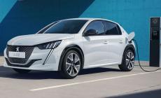 Al volante della Peugeot e-208, quella con la spina