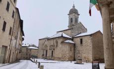 Siena, la neve blocca l'ambulanza:  il bimbo nasce in casa grazie ai consigli al telefono dell'ostetrica