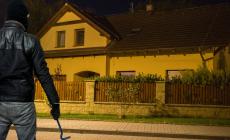 Sentono rumori mentre sono a letto: erano i ladri che cercavano di entrare