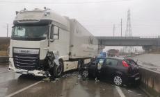Neve,  ancora incidenti in provincia: auto capottata a Borgotaro e uno schianto a Valmozzola con il conducente incastrato  nell'abitacolo