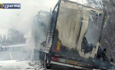 Camion a fuoco in via Mantova: le immagini dell'intervento del 115 - Video