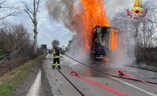 Camion in fiamme fra via Mantova e via Benedetta: traffico bloccato verso Sorbolo