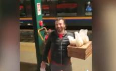 Ordinano la pizza in treno e arriva sui binari: la consegna è fra applausi e risate - Video