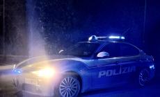 Si barrica in casa con i genitori, cerca di accoltellare gli agenti della polizia e tenta la fuga: arrestato 27enne