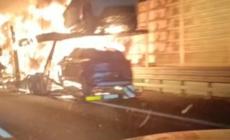 Bisarca a fuoco in A21: traffico in tilt e 11 chilometri di coda, chiuso lo svincolo dell'A1 a Fiorenzuola 
