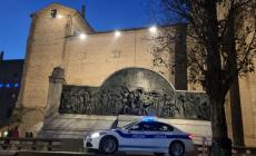 Trentenne ubriaco usa il monumento a Verdi come fosse un bagno e fa resistenza agli agenti di polizia locale: denunciato 