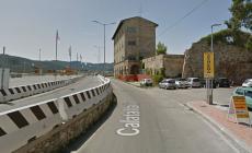 Mistero all'Isola d'Elba: 53enne trovato morto in un dormitorio di fortuna, indagini in corso 