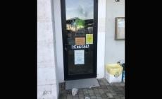 Presa a sassate la porta  del circolo Forum novum
