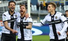 I tifosi contestano, il Parma risponde con orgoglio: 2-0 al Genoa - Risultati e classifica: i crociati si riprendono i playoff