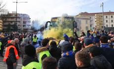 Parma, la protesta dei tifosi all'arrivo del bus con i giocatori. Lo striscione dei Boys: Meritateci - Video