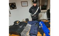 Rubano piumini al Fidenza Village, li nascondono in una borsa schermata: arrestati dai carabinieri