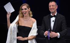 A Sanremo il presidente Mattarella. Sul palco la simpatia di Gianni Morandi, Chiara Ferragni e lo slogan "Pensati libera" 