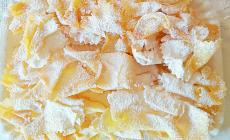 Tempo di chiacchiere dolci con un ingrediente segreto: il limoncello