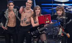 Sanremo, arrivano i Maneskin e l'Ariston si scatena. Grignani scrive "No war" sulla camicia e lancia i fiori al pubblico. Debutta Paola Egonu 