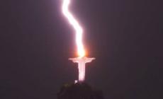 Rio, la statua del Cristo Redentore colpita da un fulmine